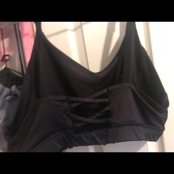 Black sports bra - Picture 2 of 2
